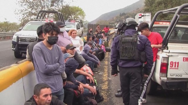 Meksikos migrantų bandymas pasiekti JAV baigėsi nesėkmingai: sunkvežimis rėžėsi į atraminę sieną