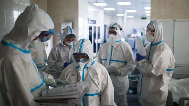 Pribloškiantys užsikrėtimo koronavirusu skaičiai Rusijoje: per parą mirė 745 pacientai