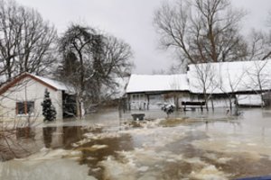 Potvynis Šilutės rajone traukiasi, bet laukiama antros bangos: dėl prišalusių durų žmonės priversti lipti per langus