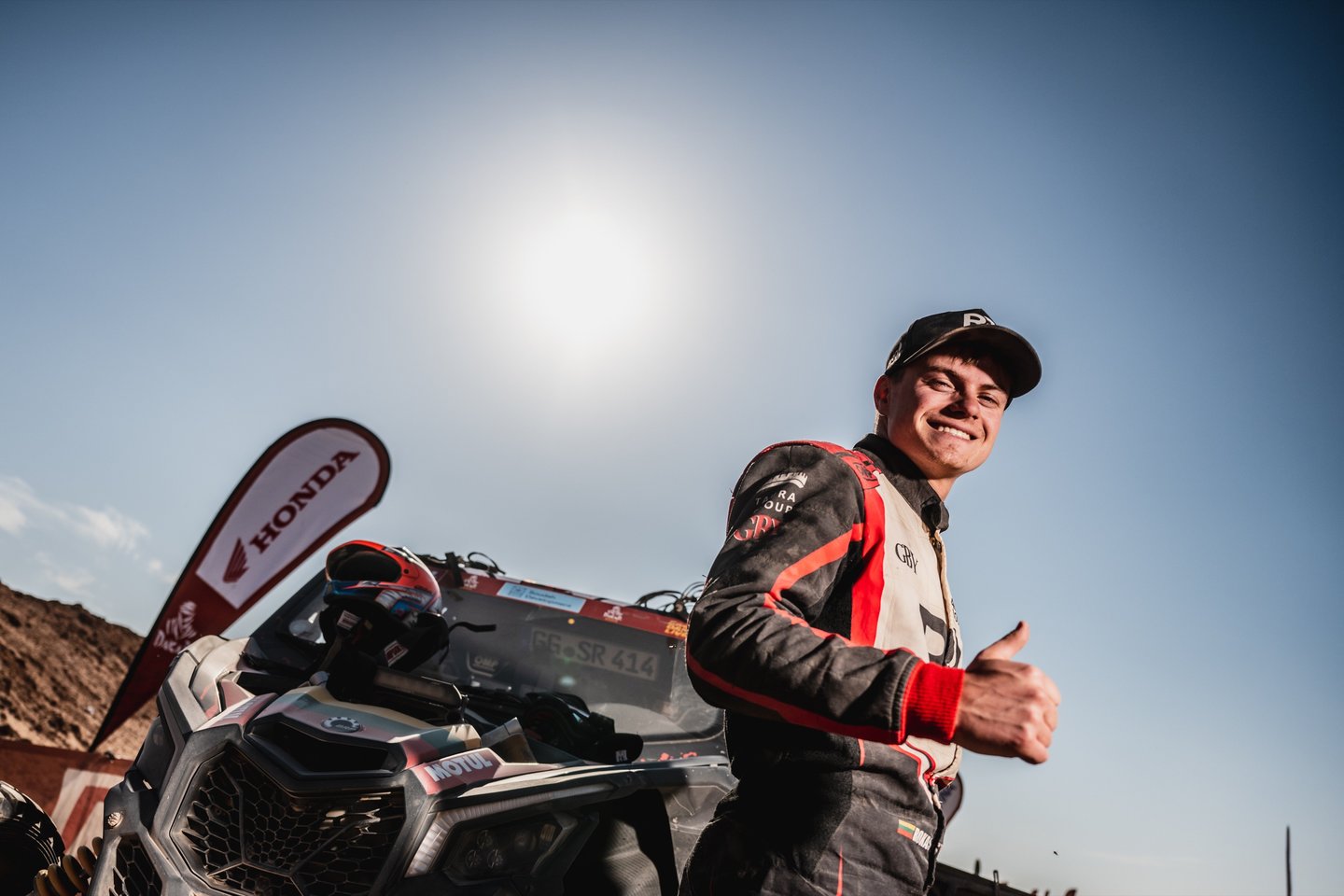 Jauniausias Dakaro lenktynėse dalyvaujantis lietuvis laimėjo pirmąjį savo Dakaro greičio ruožą ir atnešė pirmą pergalę lietuviams šiais metais.<br>Pranešėjų spaudai nuotr.