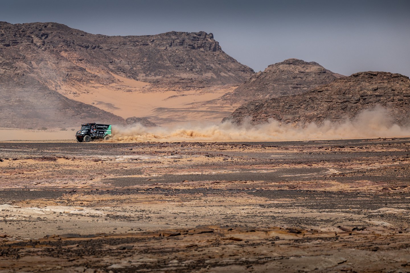 Simboliška, kad šios dienos Dakaro ralio greičio ruožo numeris sutapo su pozicija, į kurią po šio etapo prasibrovė sunkvežimių įskaitoje lenktyniaujantys lietuviai – „ConnectPay Racing“.<br>„ConnectPay Racing“ nuotr.