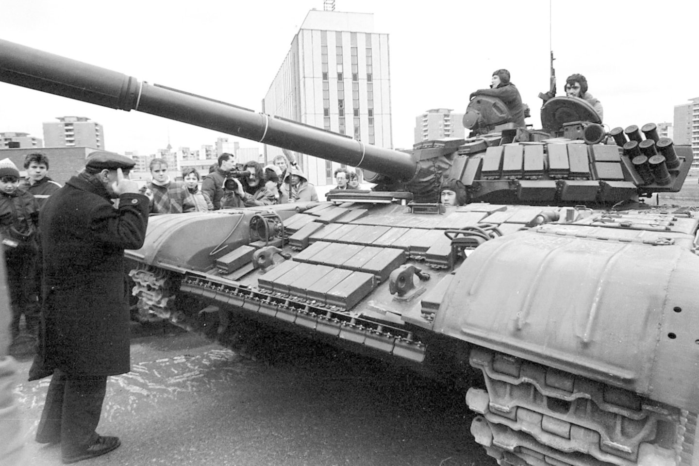 Tanketės prie buv. DOSAF(1991.01.11)<br>P.Lileikio nuotr.