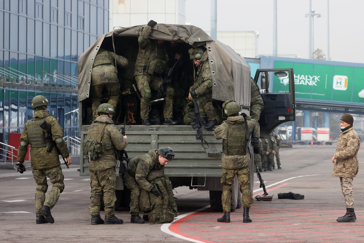 Daugiau kaip 2 000 Rusijos vadovaujamo bloko karių pradedami išvesti iš Kazachstano, ketvirtadienį pranešė Maskva.<br>TASS/Scanpix nuotr.