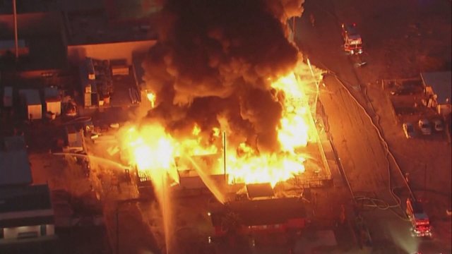 Kalifornijoje užsidegė komercinis pastatas: ugniagesiai kovoja su greitai plintančiomis liepsnomis