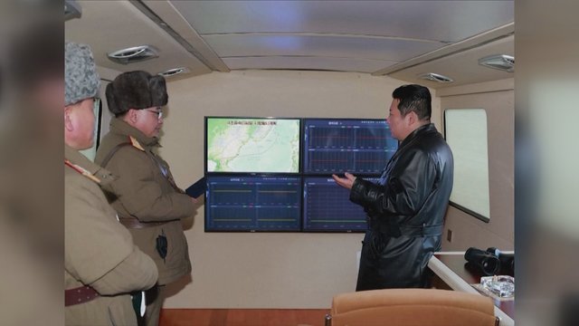 Šiaurės Korėja paskelbė daugiau nuotraukų iš pasaulio pasmerkimo sulaukusio raketos bandymo