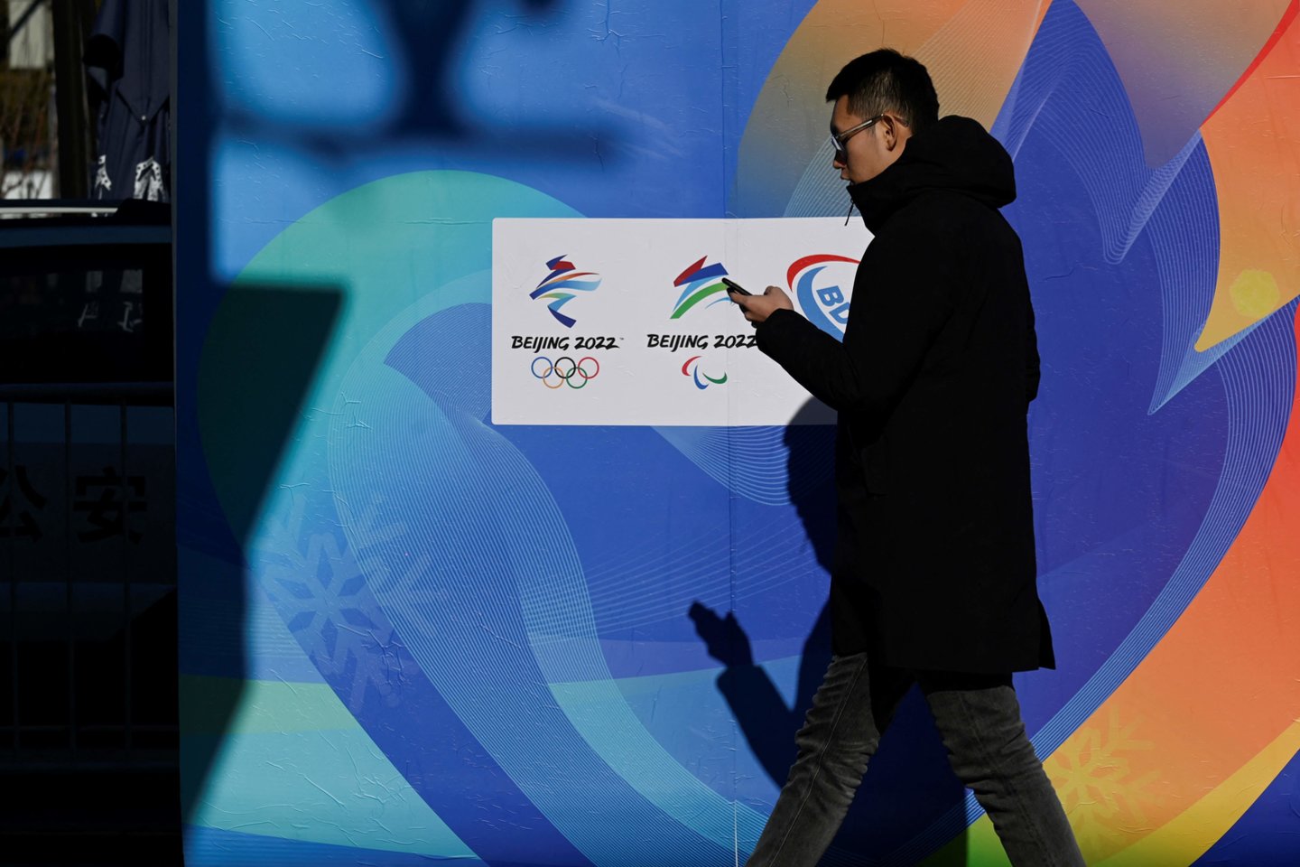  Pekino pasiruošimą žiemos olimpiadai gaubia pilki debesys: viruso baimė, sniego trūkumas ir politinis dūris.<br> AFP/Scanpix nuotr.