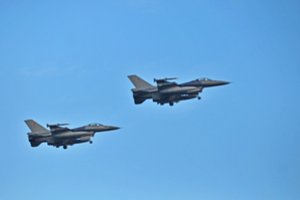 Danija Lietuvoje dislokuoja papildomų naikintuvų, fregatą