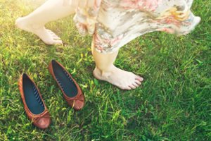 Kas yra įsižeminimas? Socialinių tinklų herojai vaikšto basomis ir kalba nesąmones