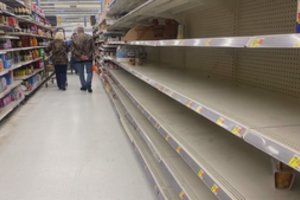 Vienos šalies parduotuvėse užfiksuotos tuščios lentynos – ėmė stigti maisto prekių