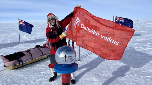 „Gelbėkit vaikus“ vėliavą Pietų ašigalyje iškėlęs Darius Vaičiulis grįžo į Lietuvą: Antarktidoje praleido 52 dienas 