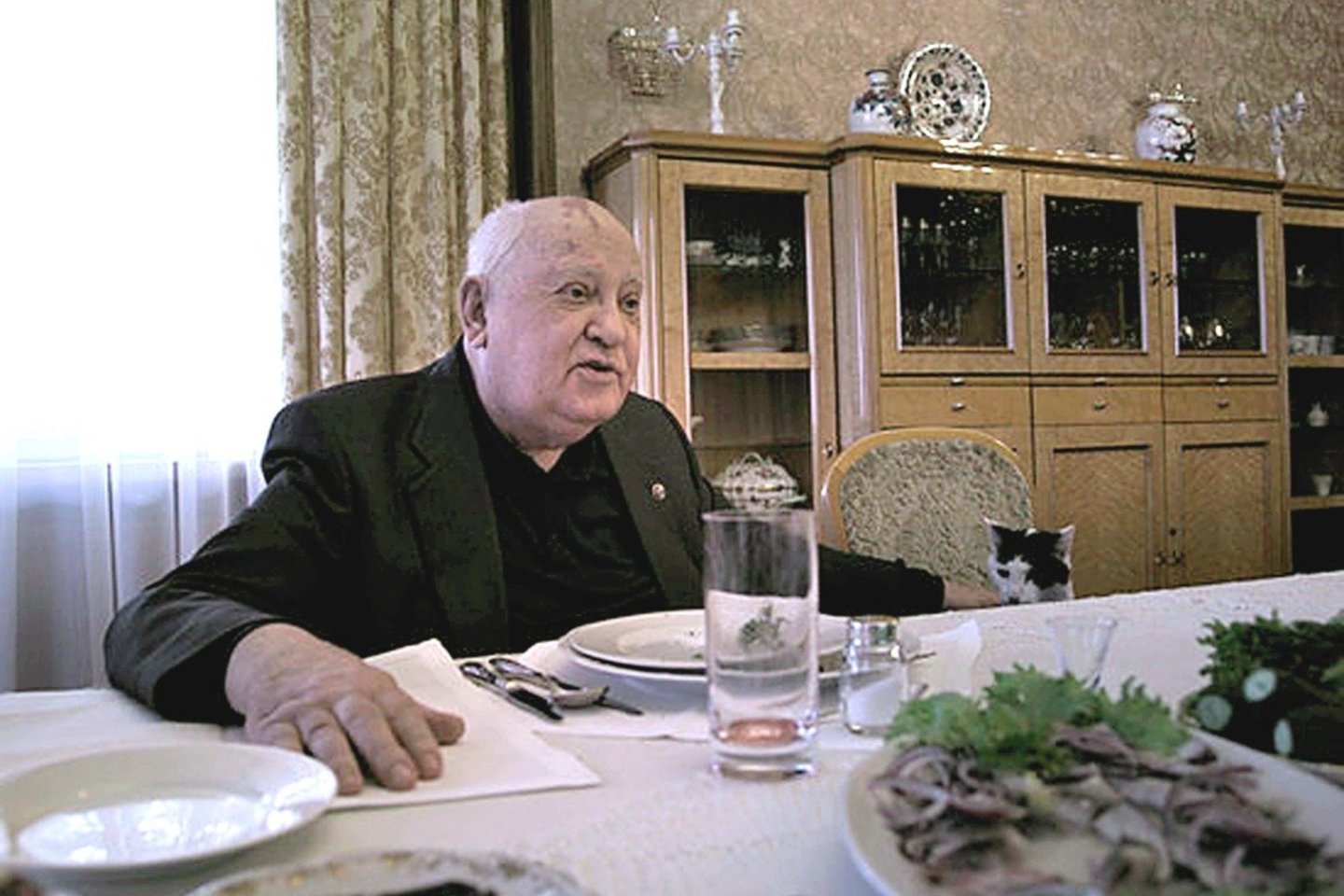 M.Gorbačiovas: „Kai kas sako, kad reikėjo juos šaudyti. Bet jeigu taip pasakyti – šaudyti ir vienu atveju, ir kitu šaudyti. Ne. Tai ne būdas. Todėl aš manau, kad pasielgiau teisingai“.<br>Stopkadras iš filmo „Gorbačiovas. Rojus“