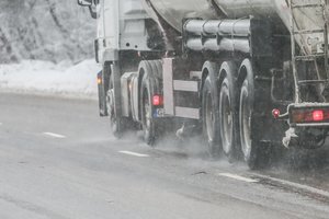 Bus sunku vairuoti ne tik dėl slidžių kelių, bet ir stipraus vėjo