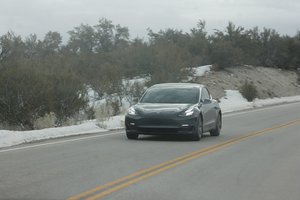 Dar vienas elektromobilių privalumas – patekę į bėdą nesušalsite