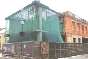 Apleistų pastatų savininkai tvarkytis neskuba, o savivaldybės stringa procedūrose