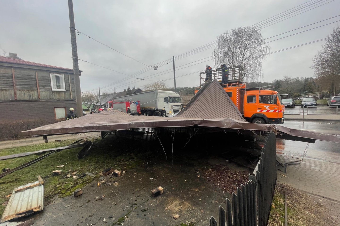 Vaidoto gatvėje namo stogas nukrito ant troleibusų kontaktinio tinklo.<br> G.Bitvinsko nuotr. 
