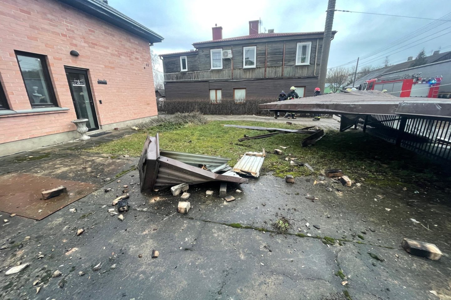  Vaidoto gatvėje namo stogas nukrito ant troleibusų kontaktinio tinklo.<br> G.Bitvinsko nuotr. 