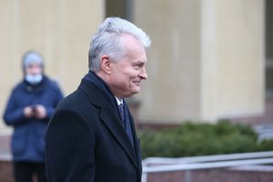 Sulaukęs žurnalistų klausimų apie įvykius prie Seimo G. Nausėda apsisuko ir išėjo