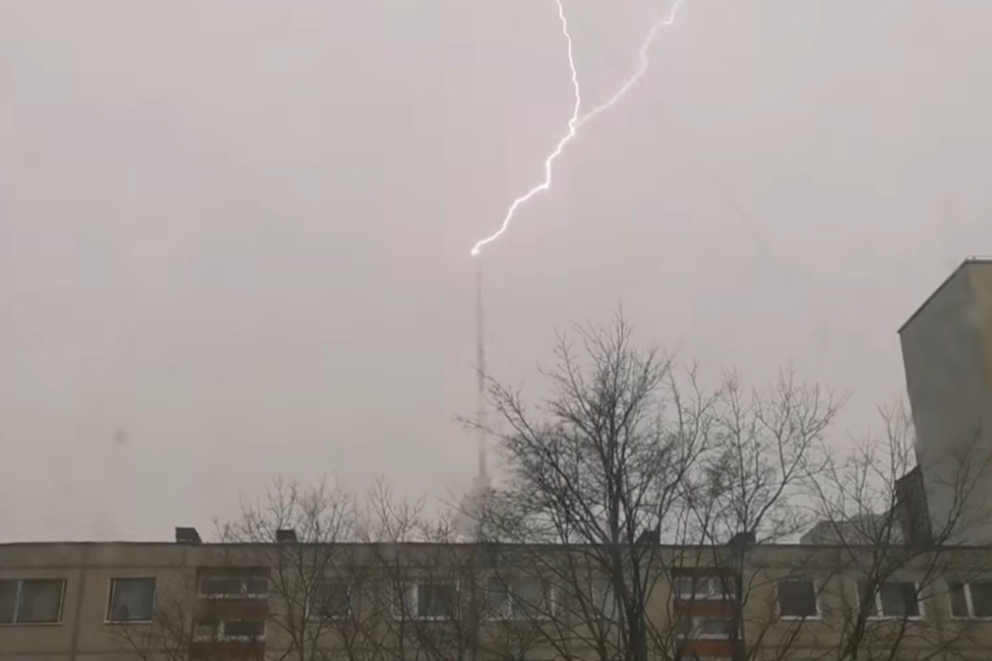 Žaibas Vilniuje. <br>Stop kadras iš K.Biliūnaitės vaizdo įrašo. 