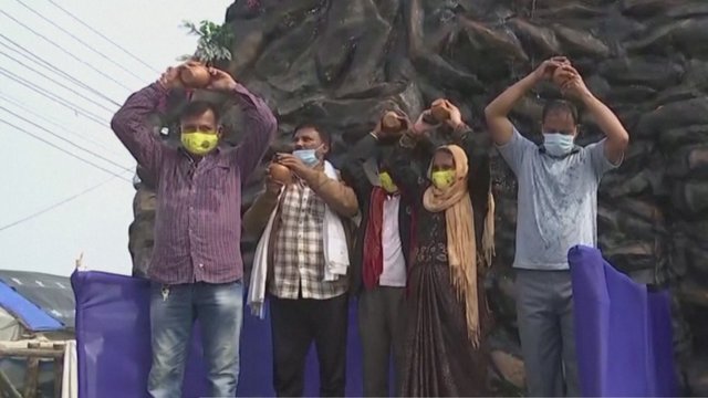 Nepaisant COVID-19, Indijoje prasideda religinė šventė: organizatoriai ragina dėvėti po dvi veido kaukes
