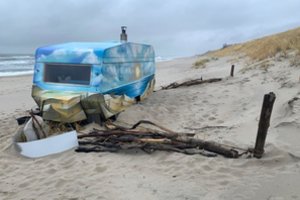 Pirtelė ant jūros kranto – apsivanoji ir šoki į bangas: problema, kad ji nelegali ir iškrapštyti niekaip nepavyksta