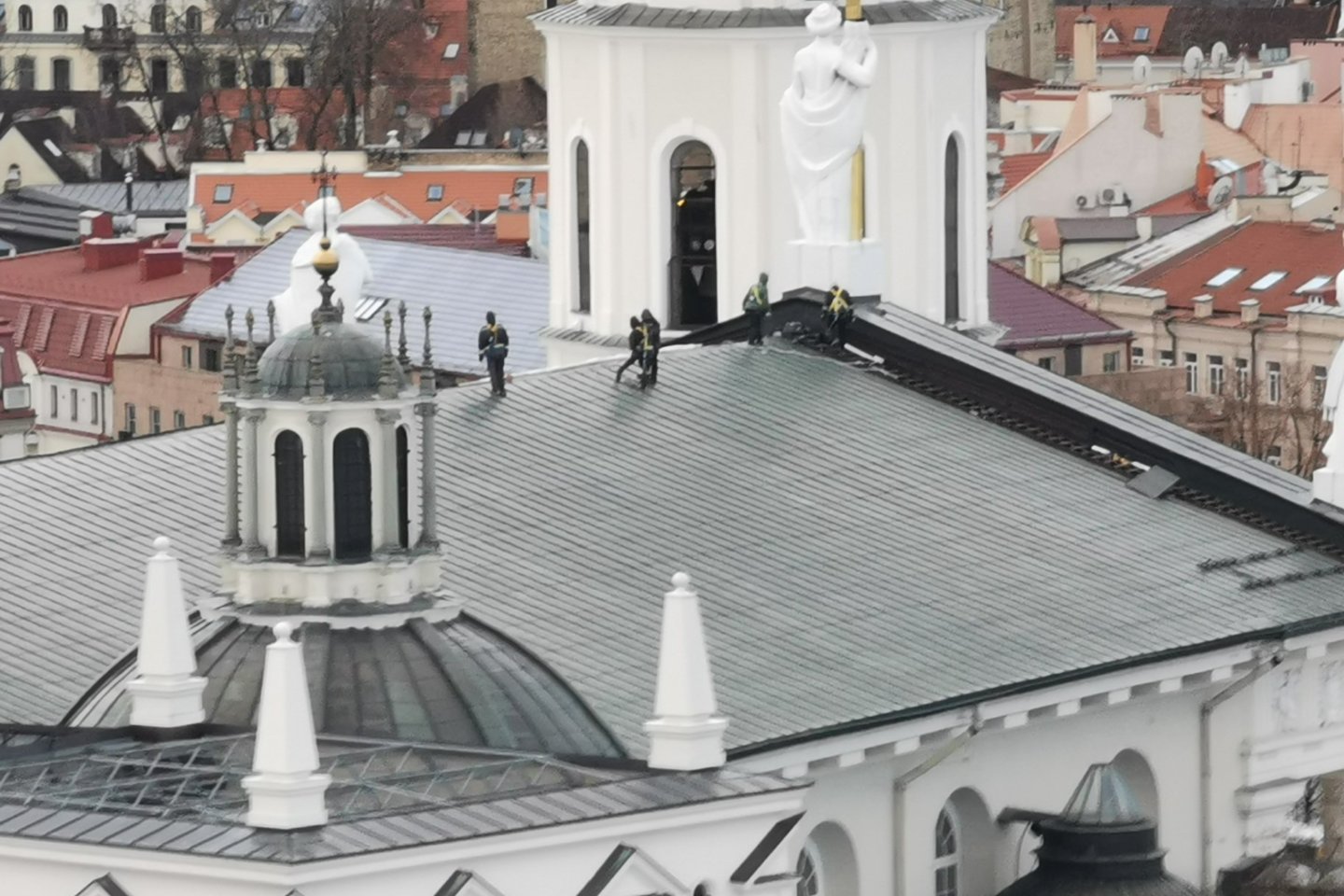   Vėjas nuplėšė Vilniaus katedros stogą.<br> R.Danisevičiaus nuotr.