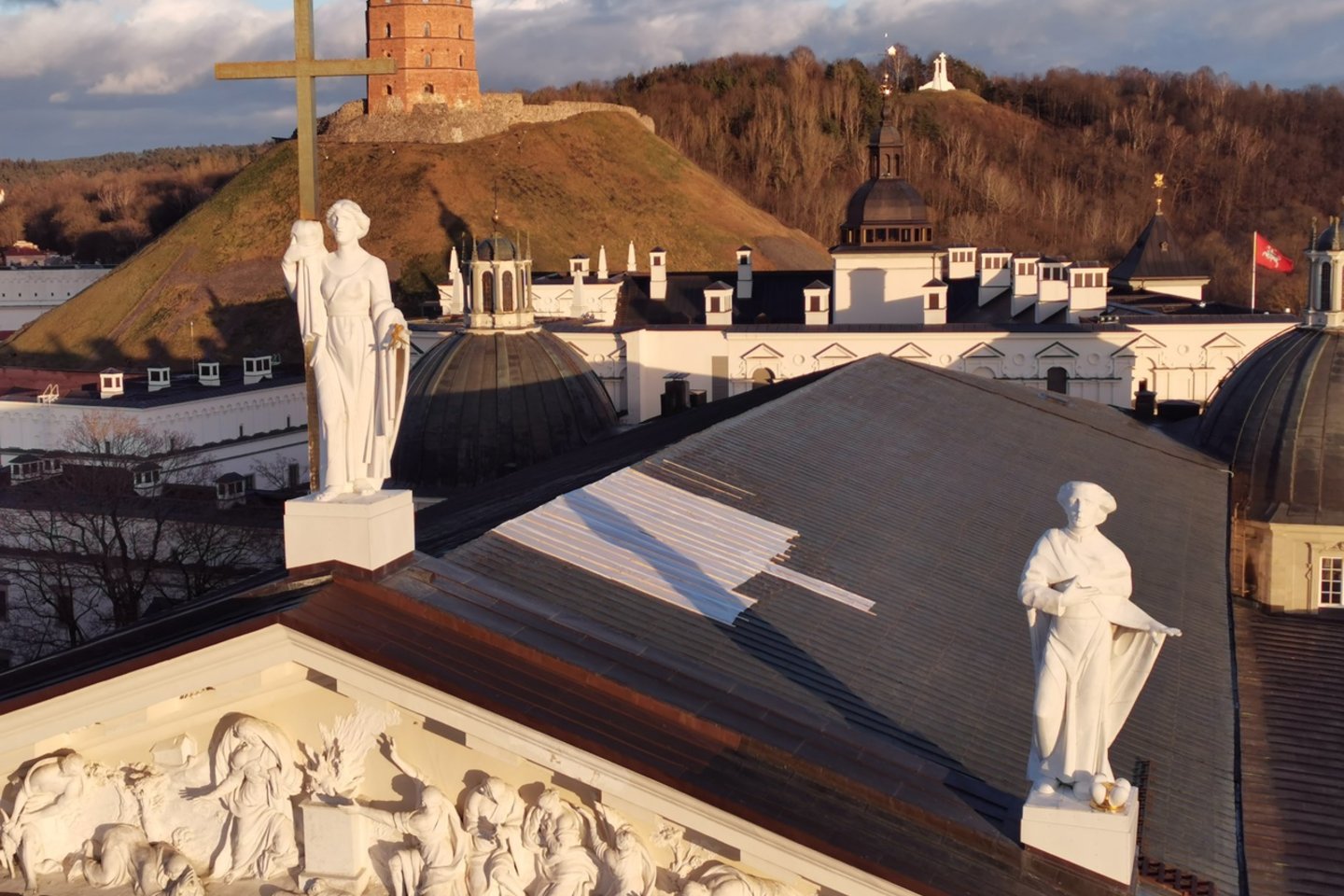    Vėjas nuplėšė Vilniaus katedros stogą.<br> R.Danisevičiaus nuotr.