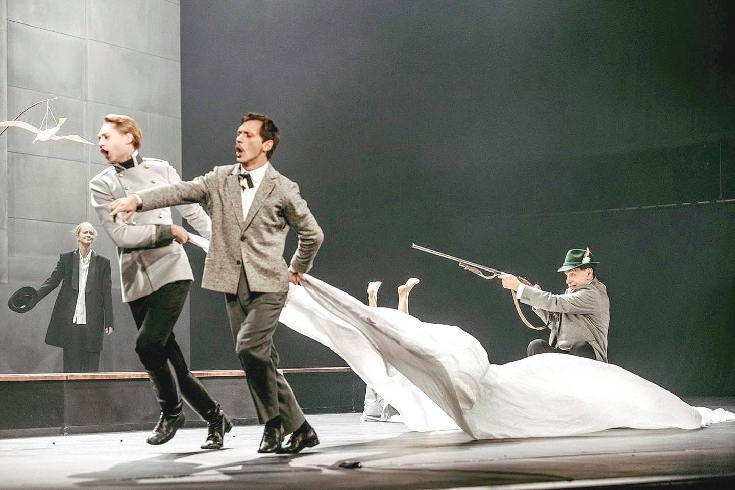 R.Tumino kurtas spektaklis „Karas ir taika“ tapo ne tik Rusijos kultūros įvykiu.<br> Vachtangovo teatro nuotr.
