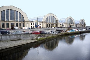 Stiprus vėjas nuplėšė pusę Rygos centrinio turgaus paviljono stogo