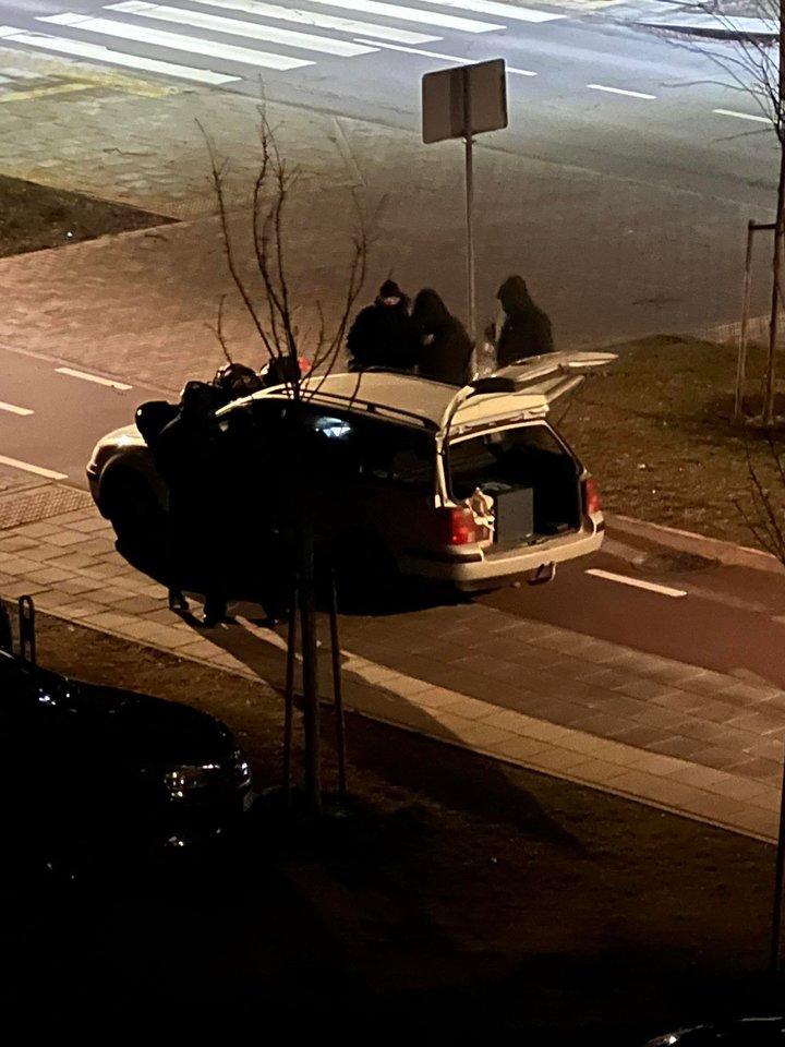  Sulaikant įtariamuosius vagyste Vilniuje trumpam buvo užblokuota gatvė.<br> Įvykio liudininko nuotr.
