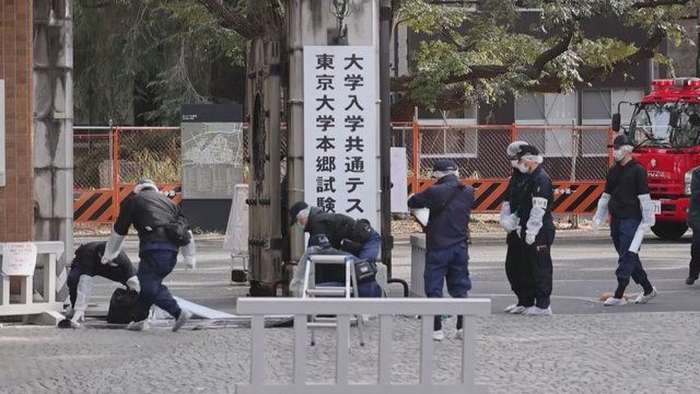 Nelaimė Tokijuje: per stojamuosius egzaminus moksleivis peiliu sužeidė tris studentus