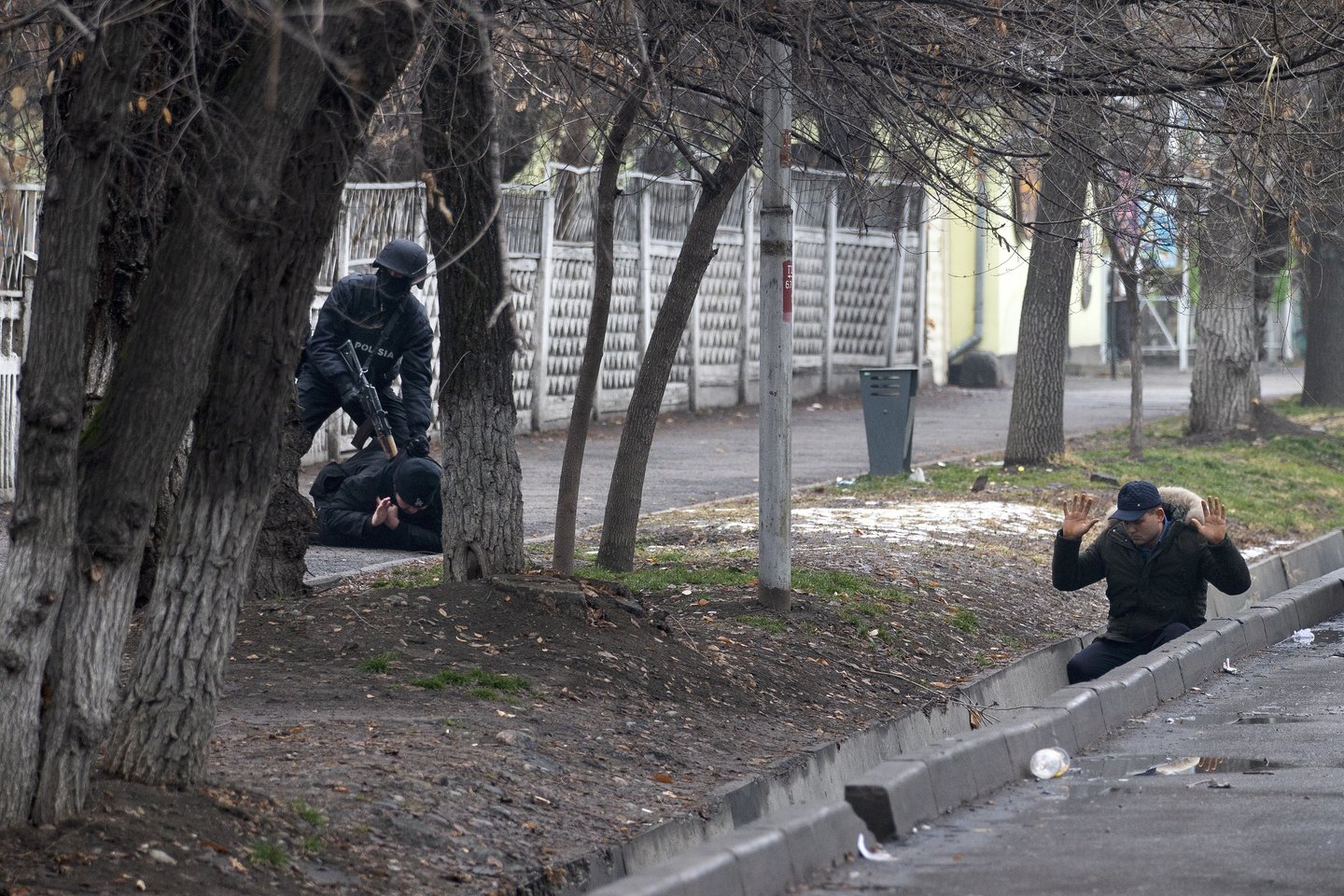 Kilus kruviniems neramumams Kazachstane šios šalies valdžia buvo priversta prašyti Rusijos pagalbos.<br>AP/Scanpix nuotr.