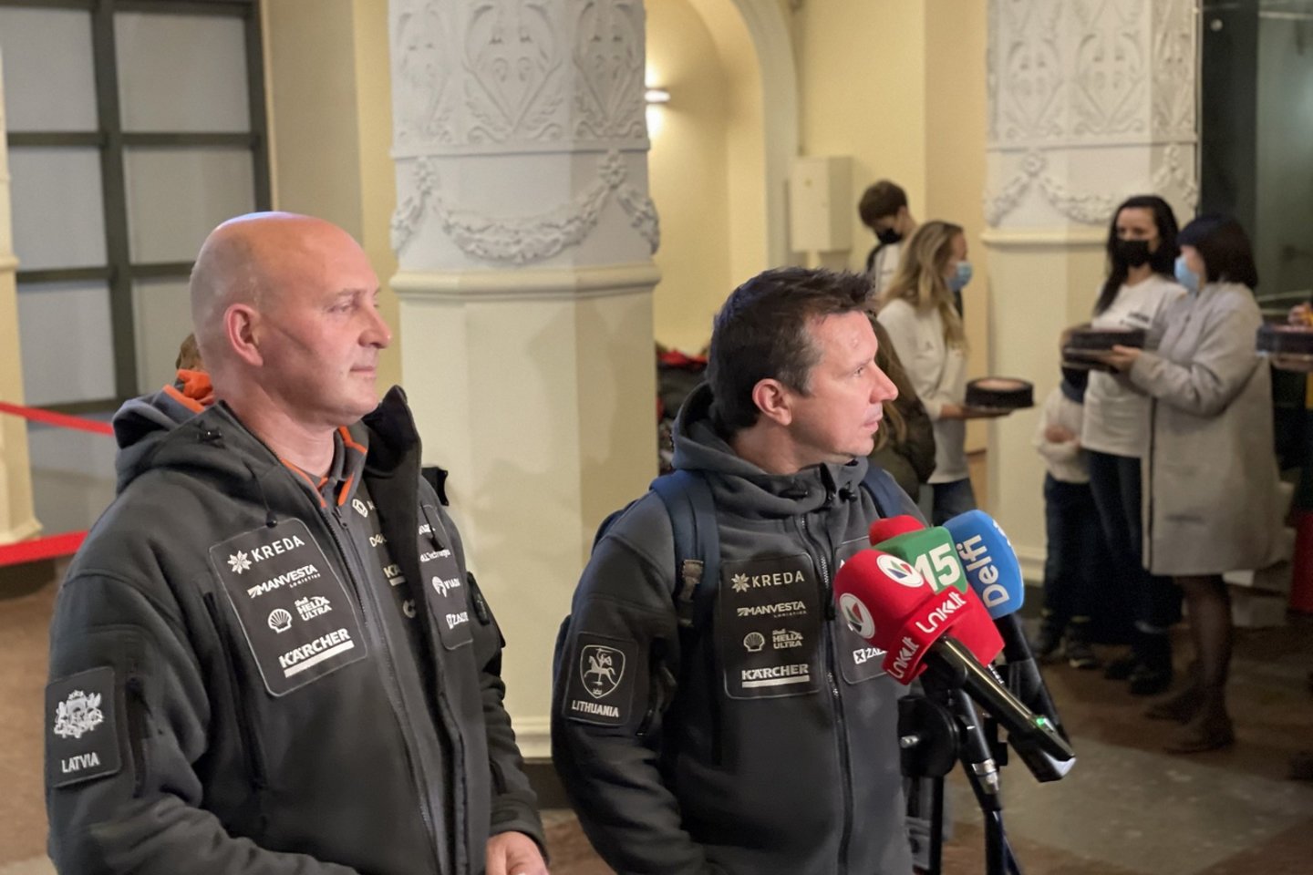 Į Lietuvą grįžo 13-ąjį savo Dakarą įveikęs lenktynininkas A. Juknevičius su komanda.