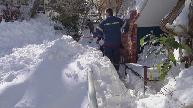 Graikijos salą padengė kelių metrų sniego sluoksnis: namuose įstrigusius gyventojus gelbėjo ugniagesiai