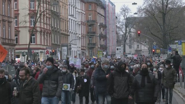 Tūkstančiai žmonių Vokietijoje surengė taikius protestus: šūkiais priešinosi COVID-19 priemonėms