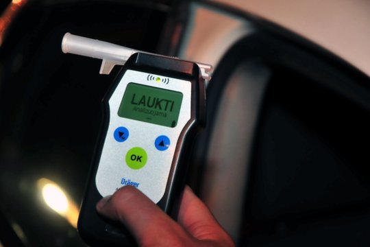 Palangoje girta „Porsche“ vairuotoja atsitrenkė į stulpą