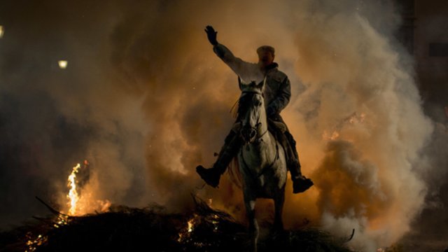Ispanijoje praūžė ritualinė šventė: siekdami apsisaugoti nuo gaisrų su žirgais šokinėjo per ugnį