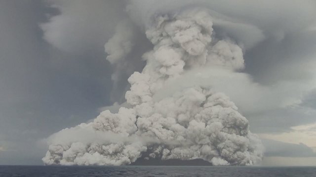 Po ugnikalnio išsiveržimo Tonga liko atkirsta nuo likusio pasaulio: nutrauktas ryšio kabelis