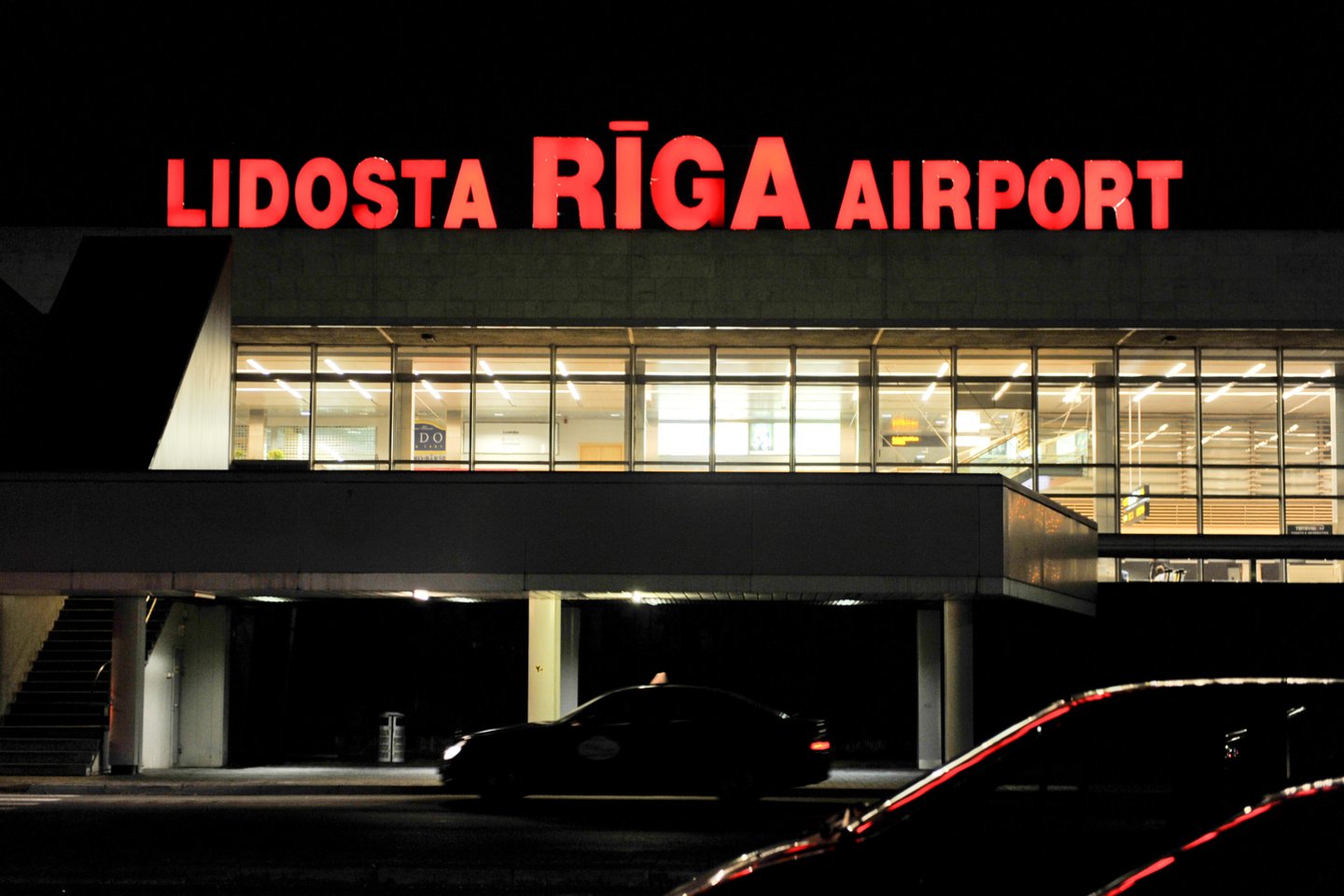 Pirmadienio popietę dauguma lėktuvų negalėjo leistis Rygos oro uoste. <br>V.Ščiavinsko nuotr.