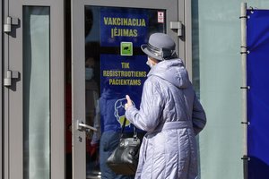 Viena iš nepageidaujamų reakcijų po COVID-19 vakcinos – alpimas: paaiškino, kodėl nereikėtų to bijoti