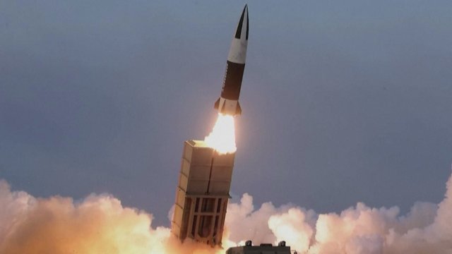 Dar vienas Šiaurės Korėjos sankcijų pažeidimas: galimai išbandė „taktines valdomas raketas“