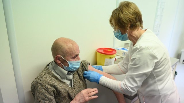 Dažnėja nusiskundimų dėl COVID-19 vakcinų: žmonės baiminasi, kad blėsta skiepų poveikis