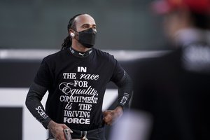 L. Hamiltonui galvojant dėl ateities „Formulėje 1“ – „Mercedes“ boso raminimas: reikia laiko