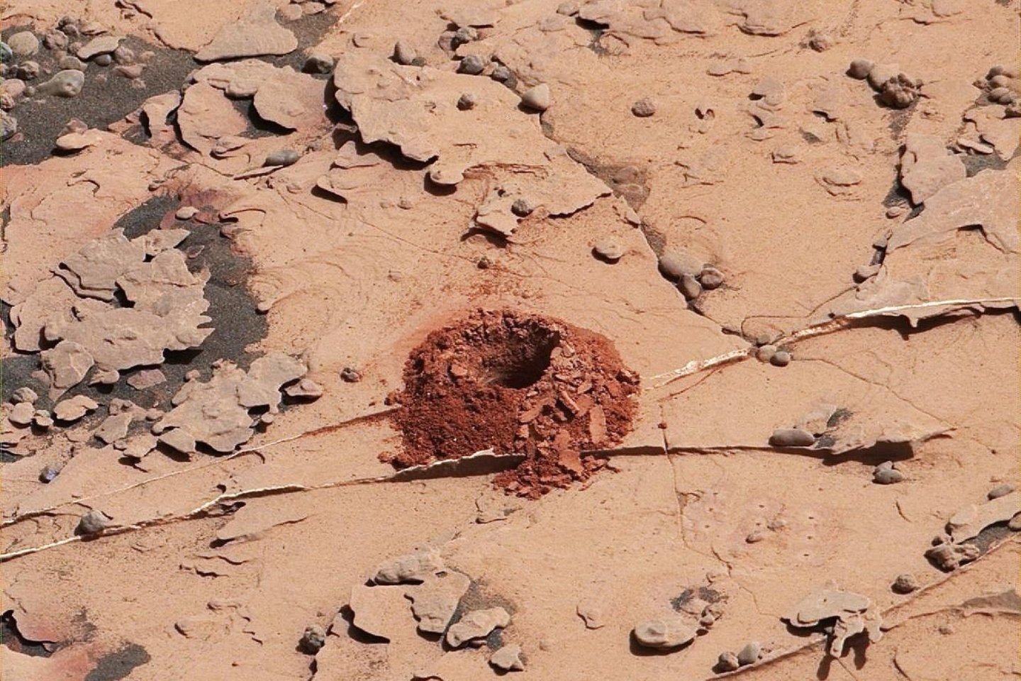  Marsaeigis nuo 2012 m. rugpjūčio iki 2021 m. liepos gręžė ir rinko nuosėdų mėginius keliose kraterio vietose.<br> NASA nuotr.