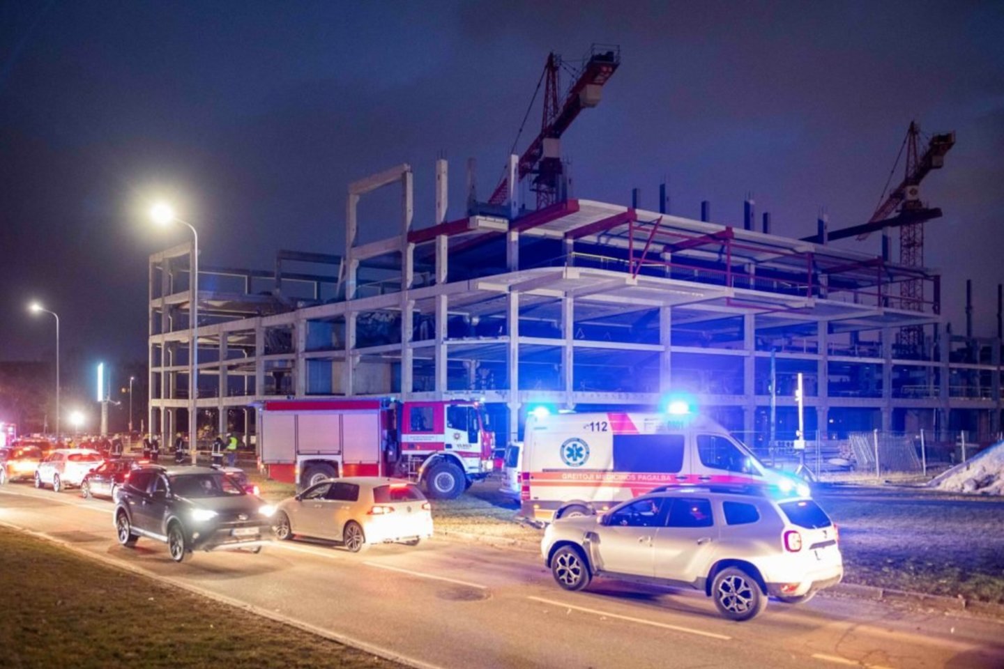 Sausio 14 d. Visoriuose, Geležinio Vilko ir Mokslininkų gatvių sankryžoje, įgriuvo naujai statomo daugiaaukščio (verslo centro) pastatas.<br>I.Gelūno (BNS) nuotr.