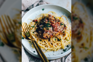 Dieviškai skani vištiena džiovintų pomidorų padaže: paruošti paprasta, o rezultatas – 10 balų