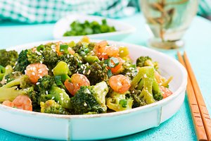 Krevetės su brokoliais medaus ir česnakų padaže: dangiškai skanus patiekalas vos per pusvalandį