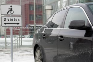 Siūloma bausti iki 180 eurų už neteisėtą automobilio statymą neįgaliesiems skirtose vietose