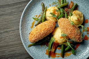 Kelios paslaptys, kaip paruošti burnoje tirpstantį Kijevo kotletą ir 3 garnyrų receptai