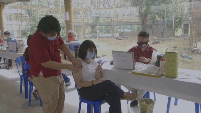 Siekiant paraginti skiepijimą, Filipinai ėmėsi neeilinio sprendimo: vakcinacijos centrą atidarė zoologijos sode