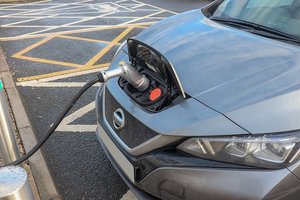 Garsi naftos kompanija nustebino – elektromobilių įkrovimo stotelės jau tuoj bus pelningesnės už degalines